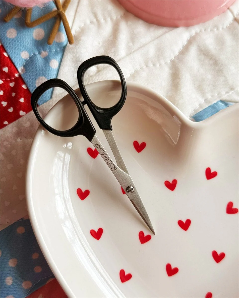 Kai 4" Curved Embroidery Scissors N5100C